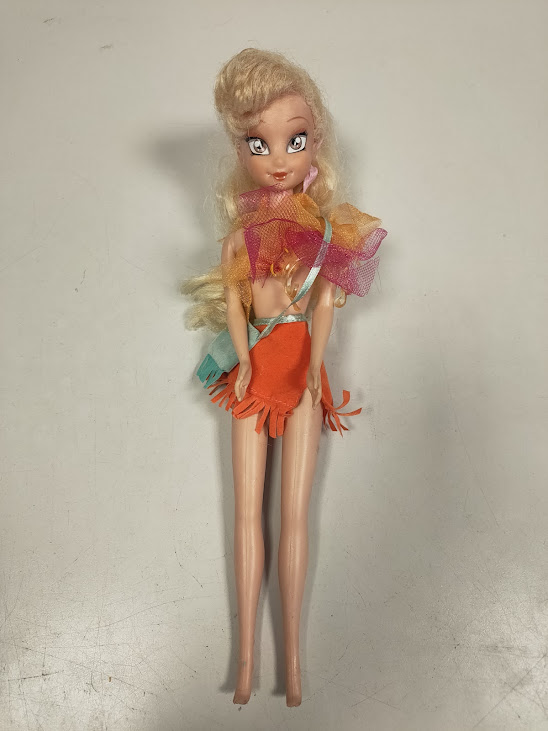 Bambola Winx Club Prodotta da Giochi Preziosi Flora Versione Wildland Anno 2004