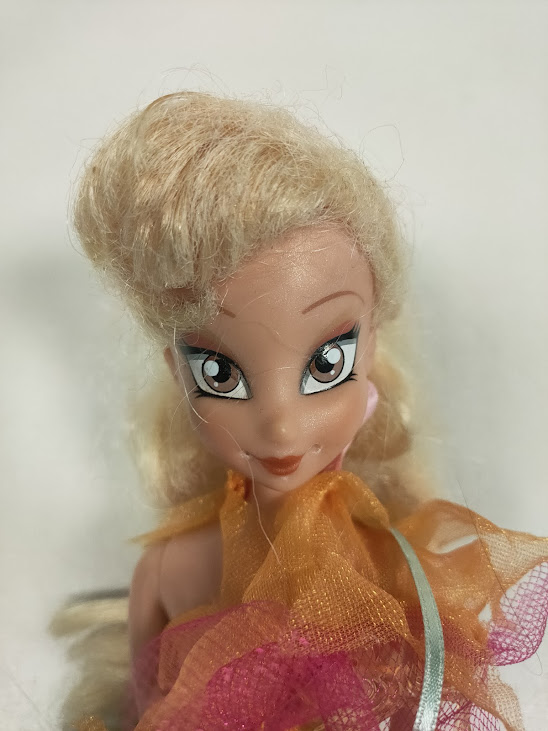 Bambola Winx Club Prodotta da Giochi Preziosi Flora Versione Wildland Anno 2004