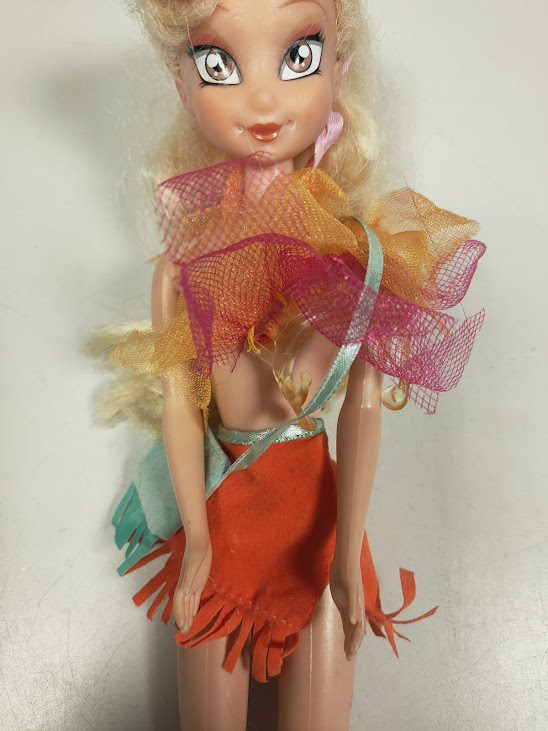 Bambola Winx Club Prodotta da Giochi Preziosi Flora Versione Wildland Anno 2004