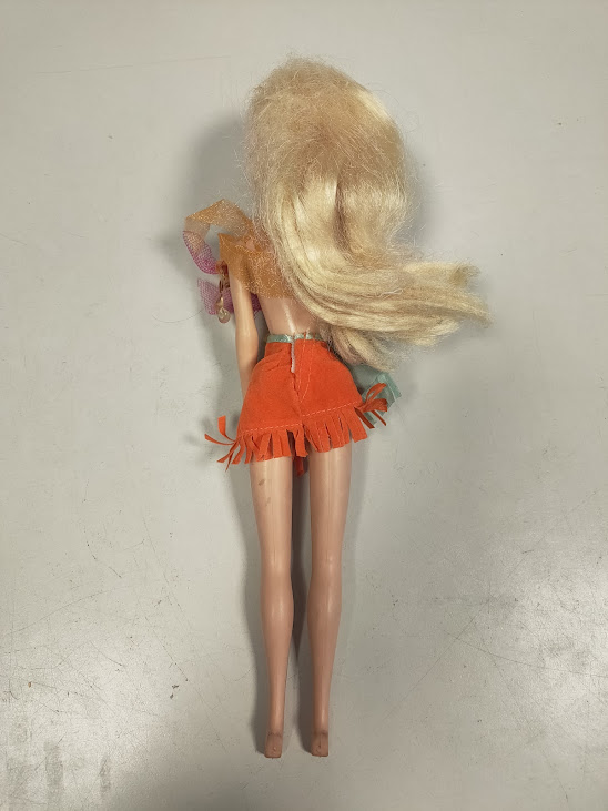 Bambola Winx Club Prodotta da Giochi Preziosi Flora Versione Wildland Anno 2004