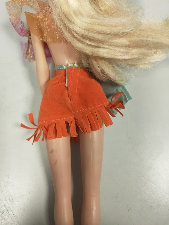Bambola Winx Club Prodotta da Giochi Preziosi Flora Versione Wildland Anno 2004