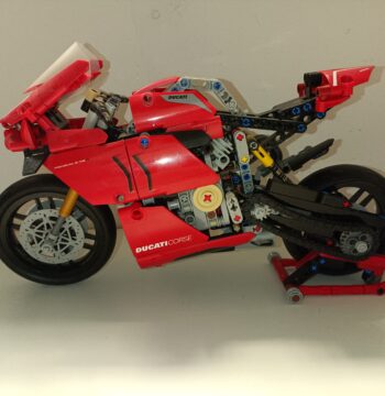 LEGO Ducati Panigale V4 R con supporto