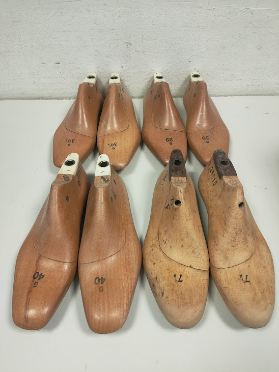 Lotto di 8 Forme per Scarpe in Legno Artigianali "FR Forlì" di Varie Misure Vintage Anni '50