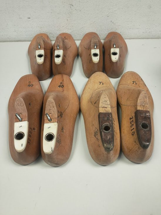 Lotto di 8 Forme per Scarpe in Legno Artigianali "FR Forlì" di Varie Misure Vintage Anni '50