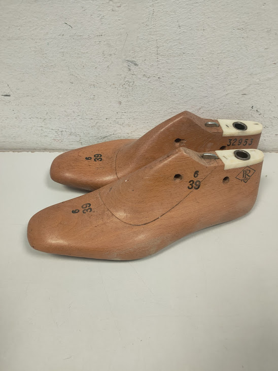 Lotto di 8 Forme per Scarpe in Legno Artigianali "FR Forlì" di Varie Misure Vintage Anni '50