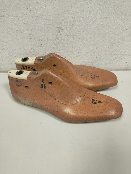 Lotto di 8 Forme per Scarpe in Legno Artigianali "FR Forlì" di Varie Misure Vintage Anni '50