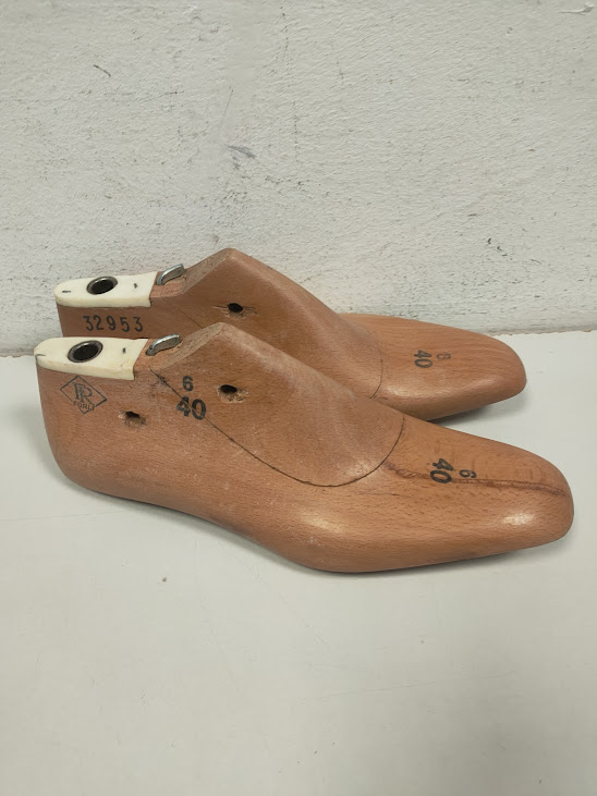 Lotto di 8 Forme per Scarpe in Legno Artigianali "FR Forlì" di Varie Misure Vintage Anni '50