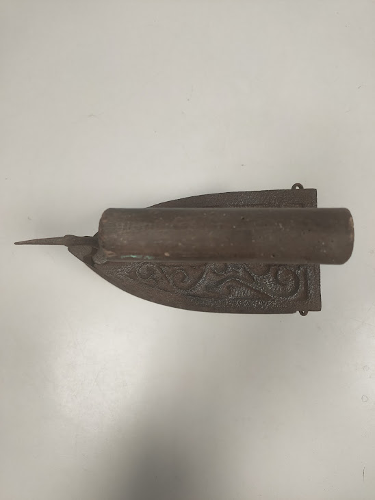Antico ferro da Stiro a Carbone in Ghisa con Manico in Legno Vintage 1801/1900