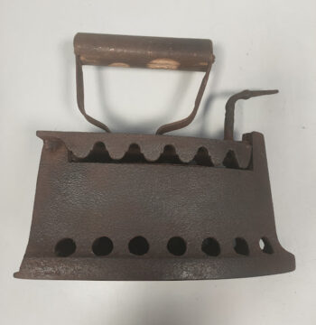 Antico ferro da Stiro a Carbone in Ghisa con Manico in Legno Vintage 1801/1900