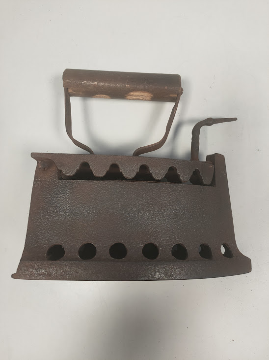 Antico ferro da Stiro a Carbone in Ghisa con Manico in Legno Vintage 1801/1900