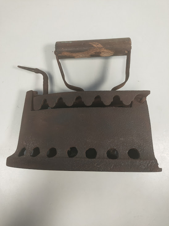 Antico ferro da Stiro a Carbone in Ghisa con Manico in Legno Vintage 1801/1900