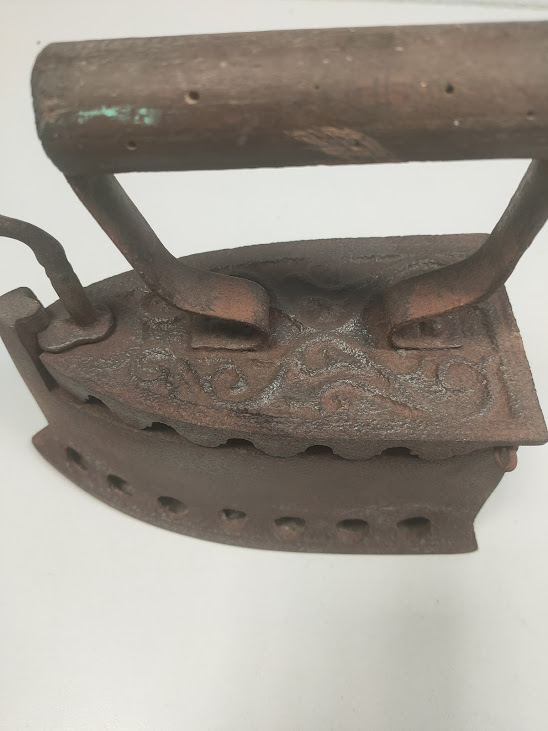 Antico ferro da Stiro a Carbone in Ghisa con Manico in Legno Vintage 1801/1900