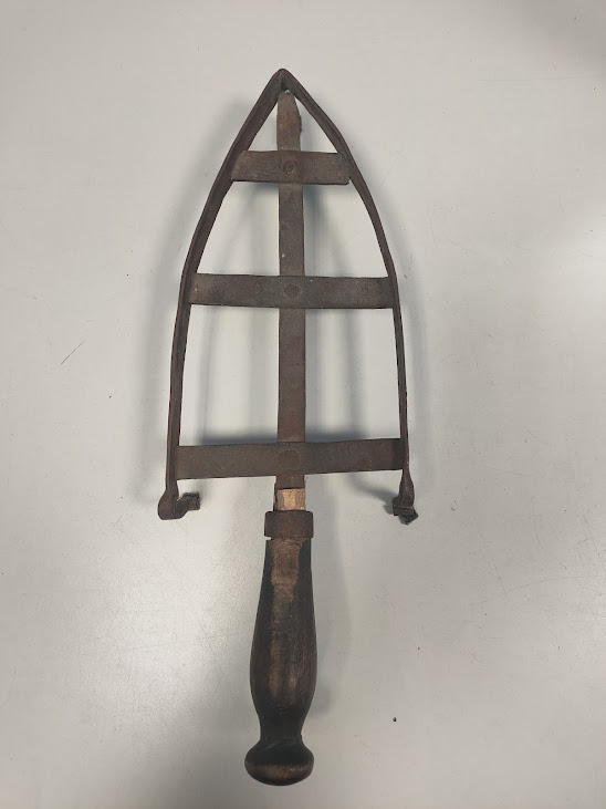 Antico Poggia Ferro da Stiro in Ferro Battuto con Manico in Legno Vintage
