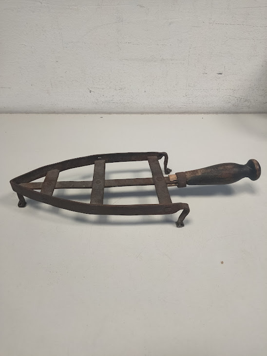 Antico Poggia Ferro da Stiro in Ferro Battuto con Manico in Legno Vintage