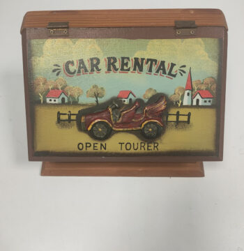 Scatola in Legno con Rilievo 3D di Un'Auto D'Epoca con la Scritta "Car Rental"