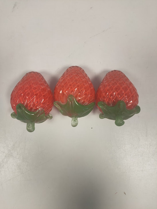 Set di Fragole Decorative in Vetro Soffiato o Cristallo Artificiale Anni 60-70