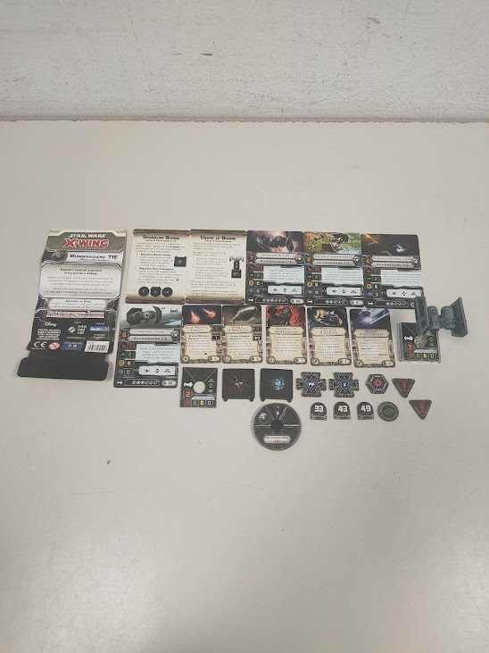 Set di gioco Star Wars X-Wing, con Miniatura del TIE Bomber e Vari Segnalini