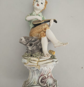 Statuetta Raffigura un Giovane Musicista Realizzata in Porcellana di Capodimonte