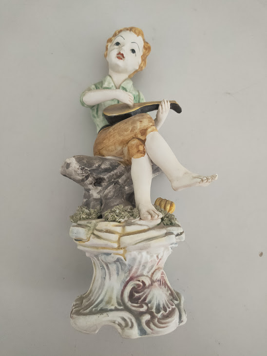 Statuetta Raffigura un Giovane Musicista Realizzata in Porcellana di Capodimonte