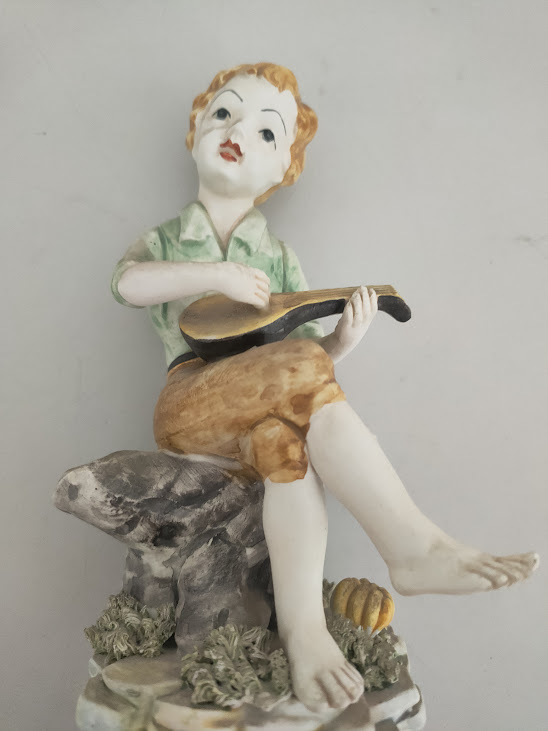 Statuetta Raffigura un Giovane Musicista Realizzata in Porcellana di Capodimonte