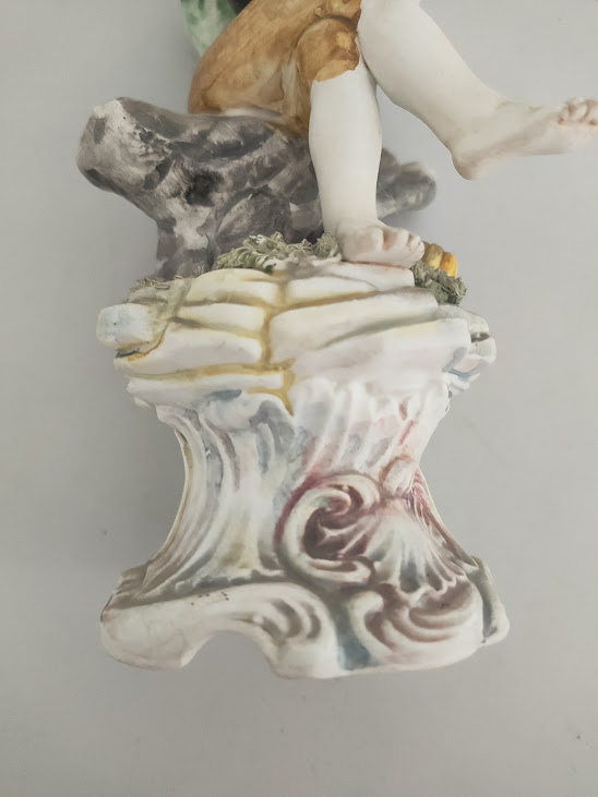 Statuetta Raffigura un Giovane Musicista Realizzata in Porcellana di Capodimonte