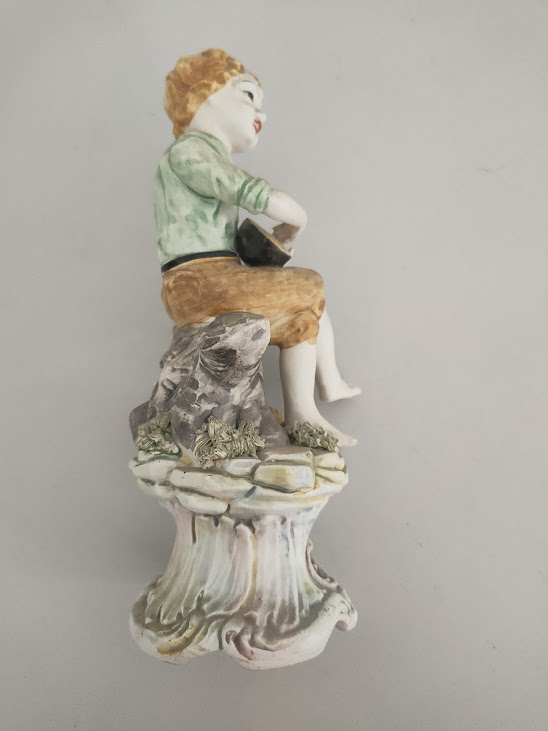 Statuetta Raffigura un Giovane Musicista Realizzata in Porcellana di Capodimonte