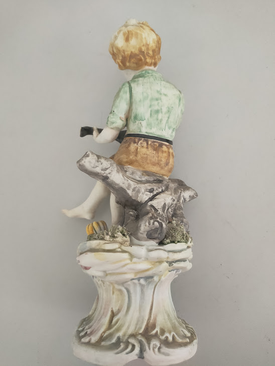 Statuetta Raffigura un Giovane Musicista Realizzata in Porcellana di Capodimonte