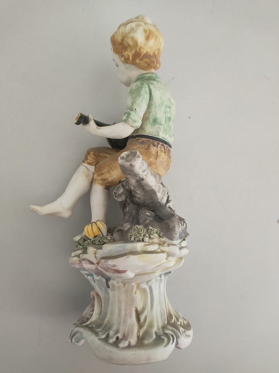 Statuetta Raffigura un Giovane Musicista Realizzata in Porcellana di Capodimonte