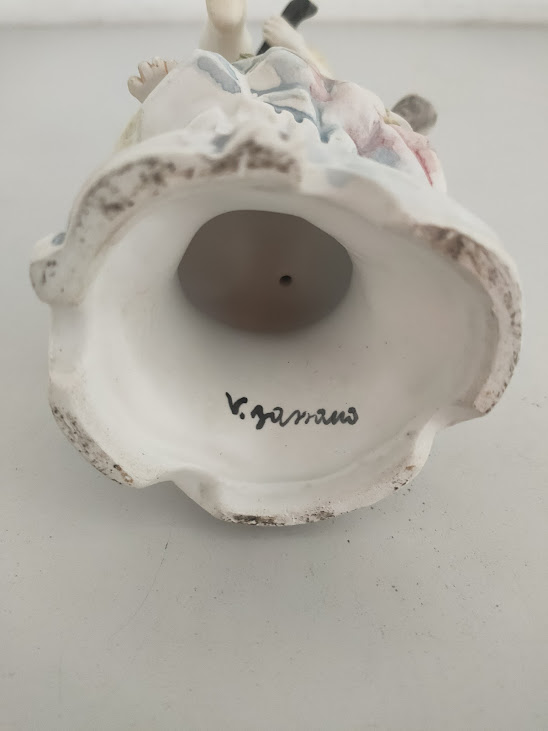 Statuetta Raffigura un Giovane Musicista Realizzata in Porcellana di Capodimonte