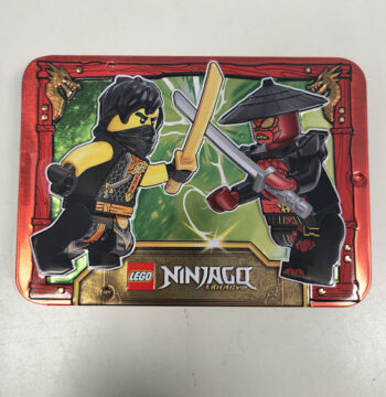 Scatola di Latta LEGO Ninjago Legacy Raffigurante un Duello tra Cole e Drix 2025