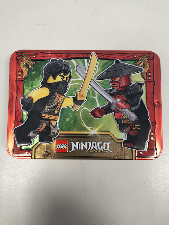 Scatola di Latta LEGO Ninjago Legacy Raffigurante un Duello tra Cole e Drix 2025