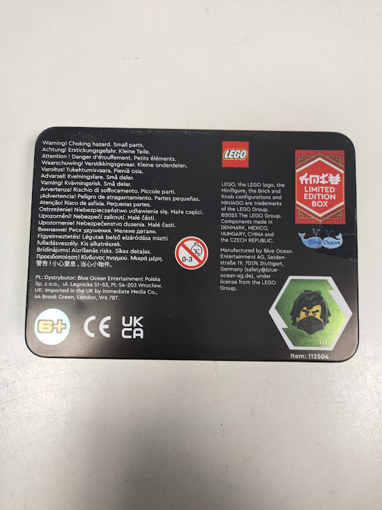 Scatola di Latta LEGO Ninjago Legacy Raffigurante un Duello tra Cole e Drix 2025