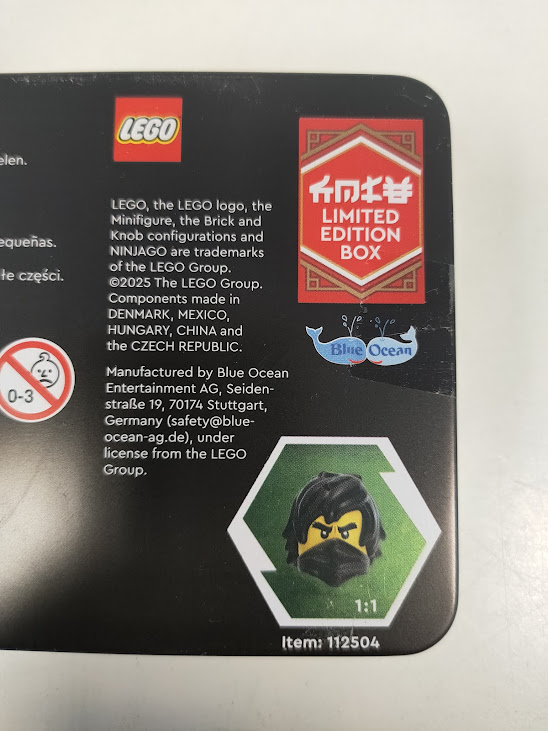 Scatola di Latta LEGO Ninjago Legacy Raffigurante un Duello tra Cole e Drix 2025