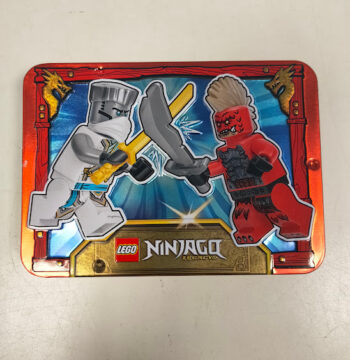 Scatola di Latta LEGO Ninjago Legacy un Duello tra Zane e un Draconiano 2025