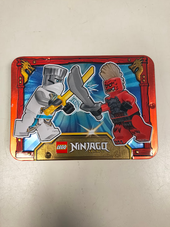 Scatola di Latta LEGO Ninjago Legacy un Duello tra Zane e un Draconiano 2025