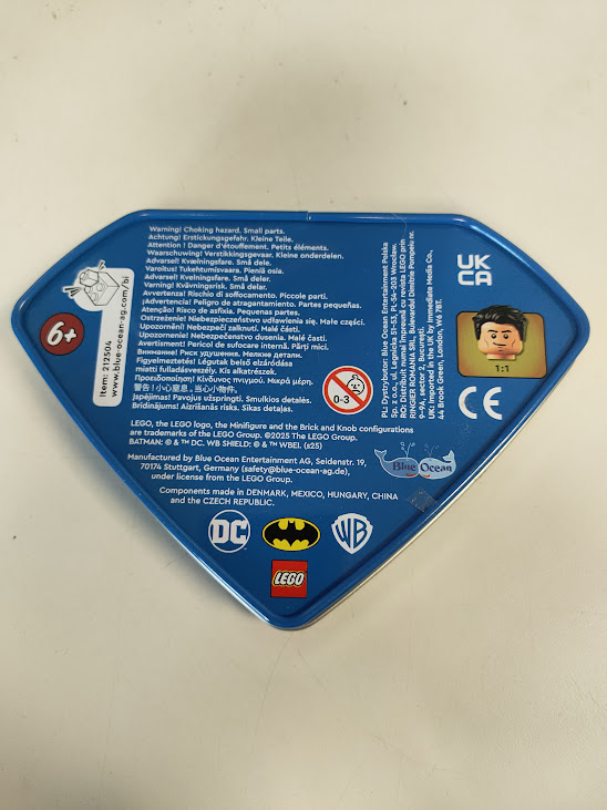 Scatola di Latta LEGO Raffigurante il Logo Sagomato di Superman 2025