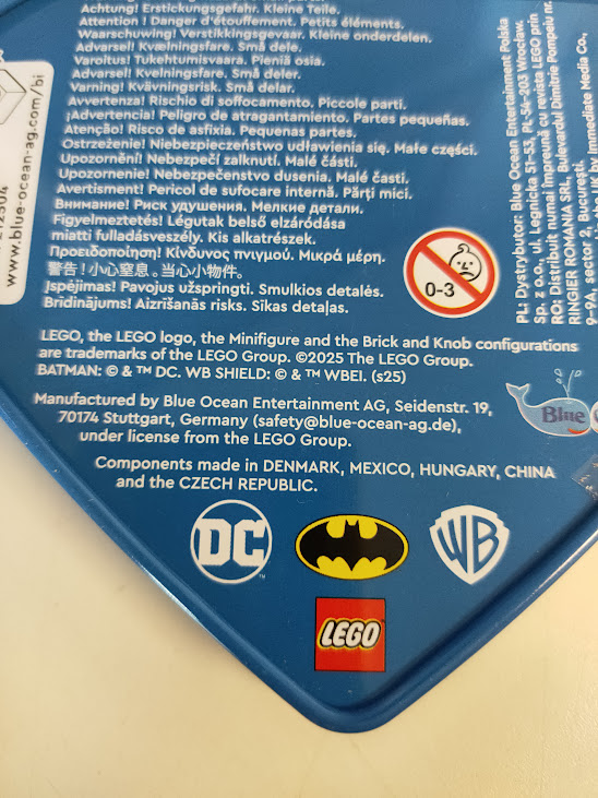 Scatola di Latta LEGO Raffigurante il Logo Sagomato di Superman 2025