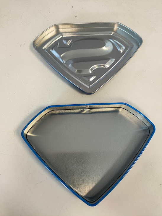 Scatola di Latta LEGO Raffigurante il Logo Sagomato di Superman 2025