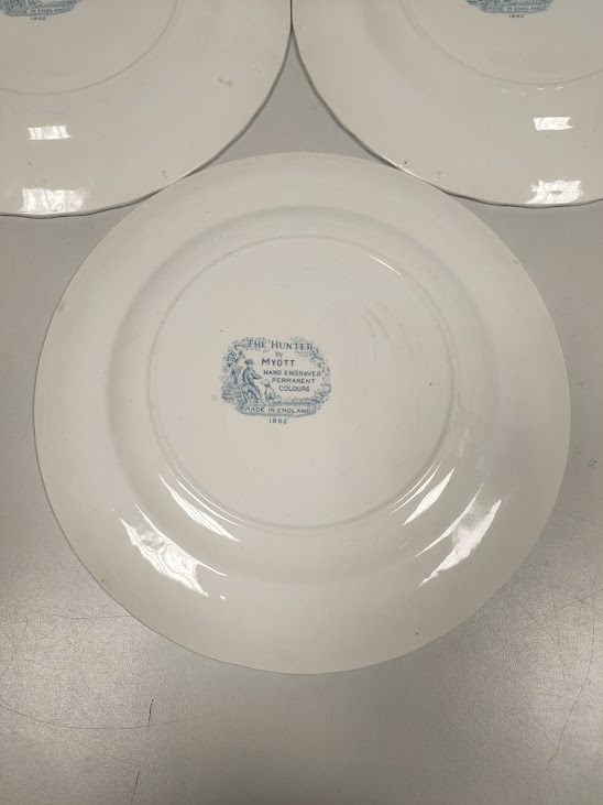 Set 3 Piatti in Ceramica Bianca e Blu con Motivo "The Hunter" Anni '80
