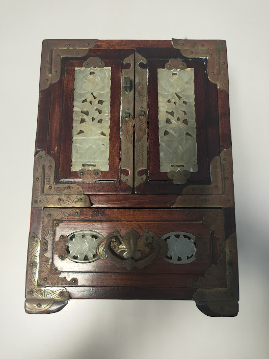 Cofanetto Portagioie in Legno con Decori Applicati in Metallo Inizi XX secolo