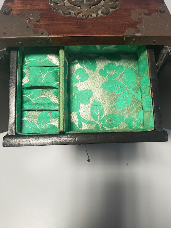 Cofanetto Portagioie in Legno con Decori Applicati in Metallo Inizi XX secolo