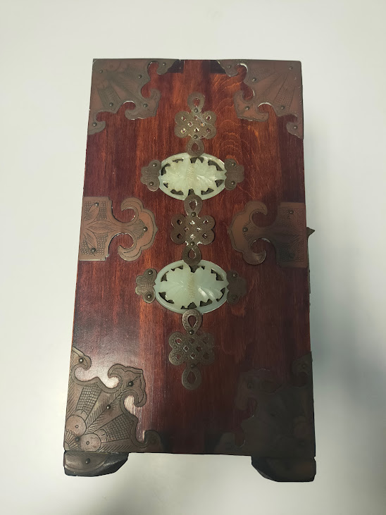 Cofanetto Portagioie in Legno con Decori Applicati in Metallo Inizi XX secolo