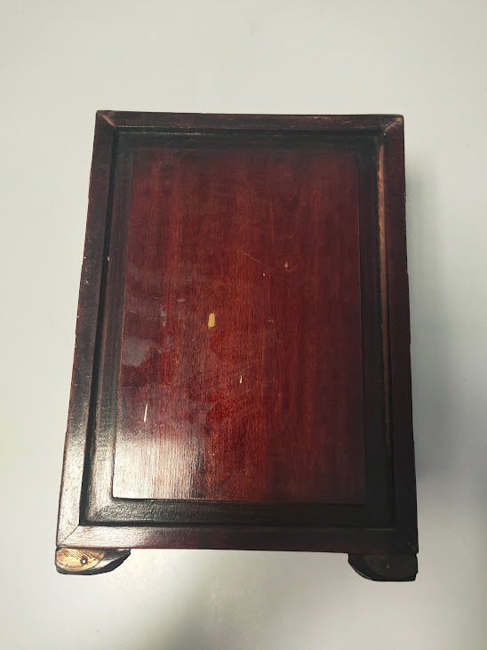 Cofanetto Portagioie in Legno con Decori Applicati in Metallo Inizi XX secolo