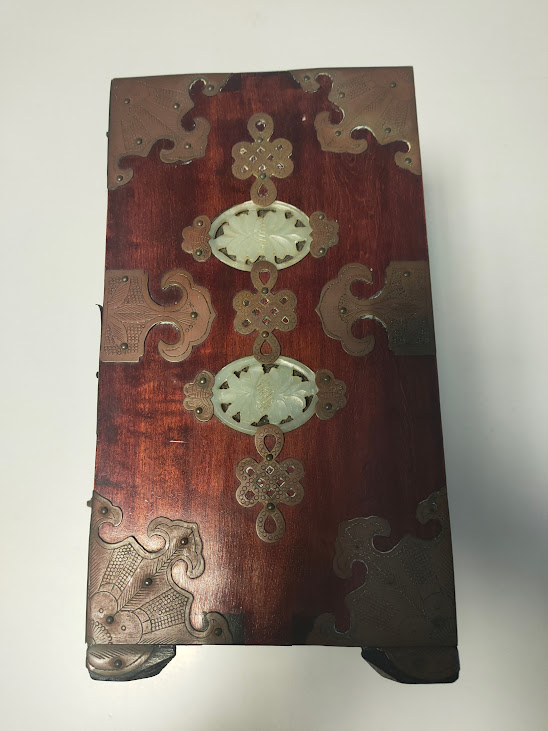 Cofanetto Portagioie in Legno con Decori Applicati in Metallo Inizi XX secolo