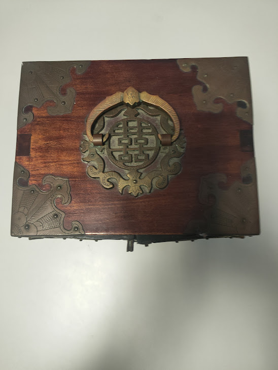 Cofanetto Portagioie in Legno con Decori Applicati in Metallo Inizi XX secolo