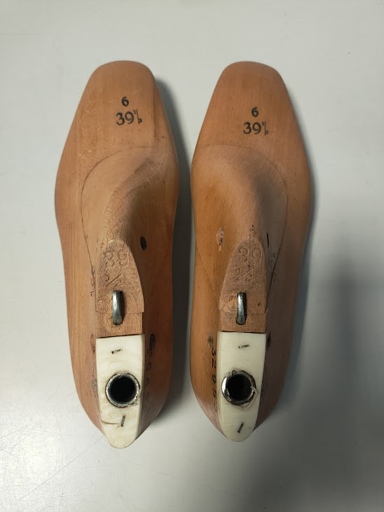 Forme per Scarpe in Legno e Metallo Usati per Modellare e Costruire le Calzature