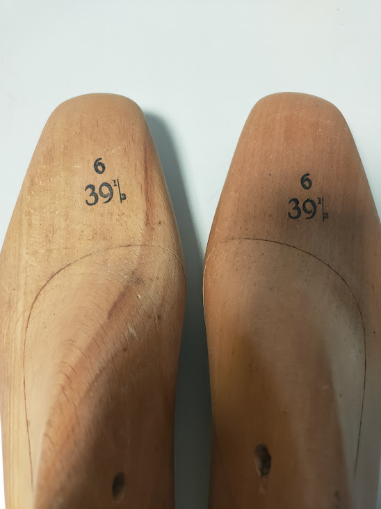 Forme per Scarpe in Legno e Metallo Usati per Modellare e Costruire le Calzature