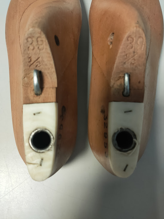 Forme per Scarpe in Legno e Metallo Usati per Modellare e Costruire le Calzature