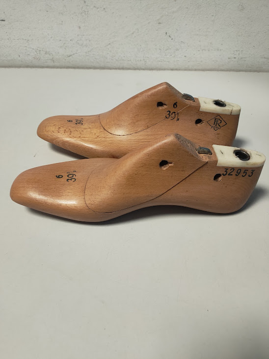 Forme per Scarpe in Legno e Metallo Usati per Modellare e Costruire le Calzature