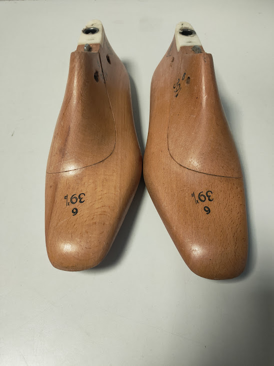 Forme per Scarpe in Legno e Metallo Usati per Modellare e Costruire le Calzature